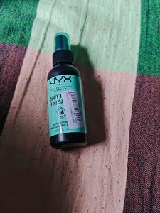 NYX Dewy Finish Setting Spray
