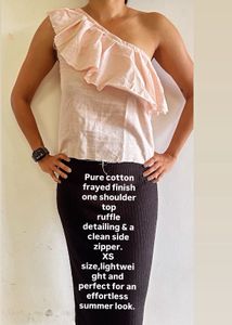 Ruffle frayed One-Shoulder Top