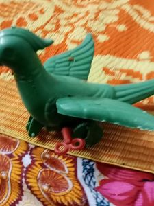 A Green 💚 Parrot 🦜