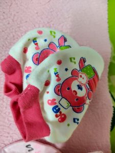 BABY Mittens - Cap &amp; Stretchable Socks Combo