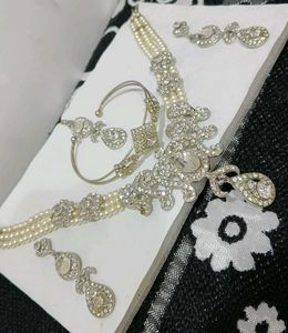 Pearl &amp; Crystal Jewelry Set
