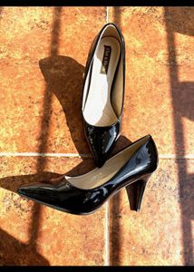 Black Solid Pump