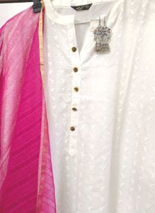 Festival Combo Of Ivory Kurta Wid Dupatta, Earring