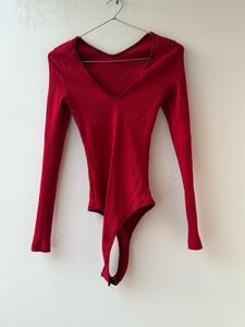 Chic Ribbed V-Neck Long-Sleeve Bodysuit