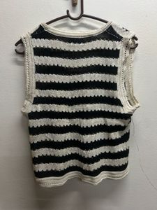 black and white sleeveless knit top s - m