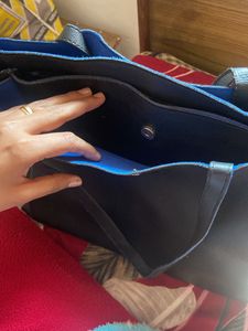 Get Handbag In Black