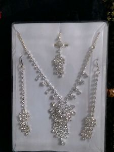 Beautiful Artificial Necklace Set With Mang Tika
