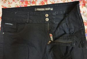 Women&#39;s Black Rigged/Distressed Jeans