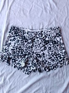 black n white printed shorts
