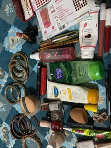 Cosmetic Kit  With Set Of 8 Designs Bangles