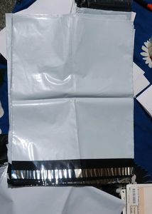 15 Courier Begs And  Labels