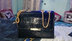 Chic Black Croc Embossed Chain Bag