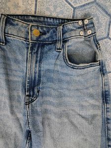 High-Waist Straight Fit Jeans – Light Wash