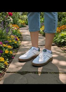 2 sneakers White- Size 6 Black-4