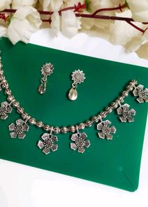 Beautiful GS Choker Set