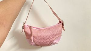 vintage coach pink monogram hobo 👛