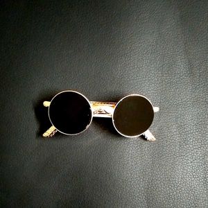 Retro-Inspired Sunglass Hair Clip