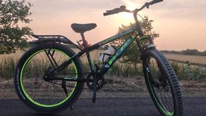 Avon Waka  Fat Tire Bik