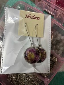 resin flower earrings only 1 pair