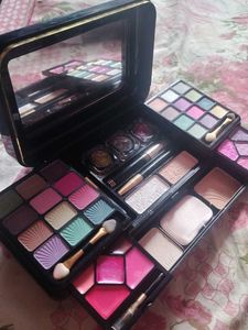 NEW Makeup Box( Original Price 1300rs)