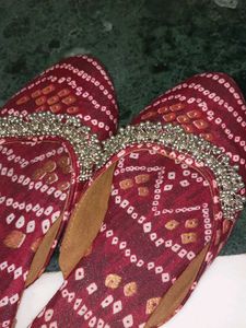 🥿 Maroon Bandhani Jutti / Flats