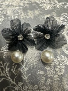 Floral Black Pearl Earrings