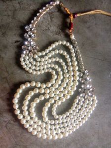 Elegant Pearl and Crystal Necklace