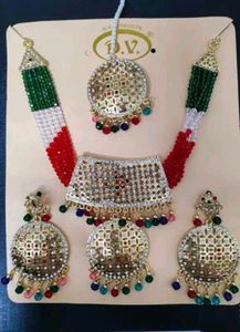 Multicolor Necklace Set With Mangtika