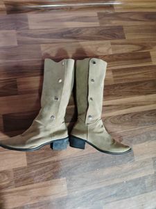 can wear in skirt pants and dress