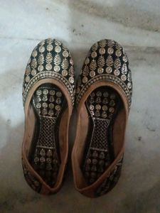 Embroidered Black Juttis