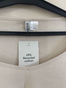 H&amp;M RIBBED SWEETHEART-NECK T-SHIRT