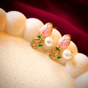Tulip Pearl Earrings