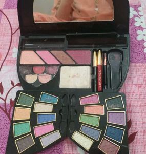 💅Handy And Travel Friendly Make Up Set💅