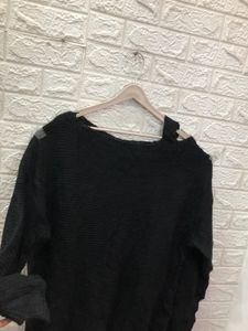 Chic Black Off-Shoulder Sweater🕸️🕷️🎗️