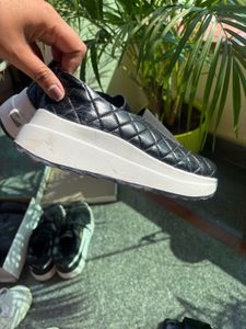 Roadster Black Quilted Shoes