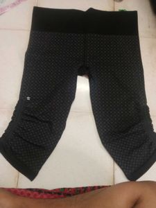 Patterned Capri Leggings