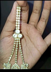 Elegant Gold-Toned Maang Tikka