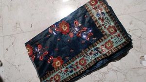 Beautiful Net Sareee With Thread Work