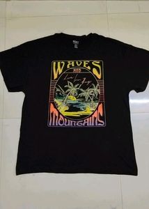 Beautiful T-shirt size xxl 44 used once too big fo