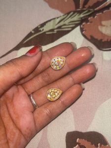One Gold Pleated Chain And Earing