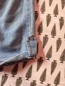 Lightly Washed Knee Length Mid Waist Jeans
