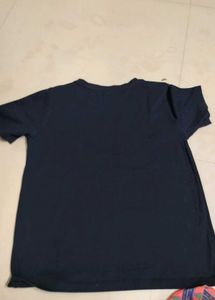 dark blue tshirt for a 9-10 year girl .