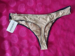 Thong Model Amante Brand Panty