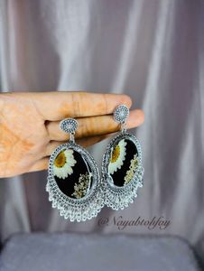 Daisy Resin Black Earrings