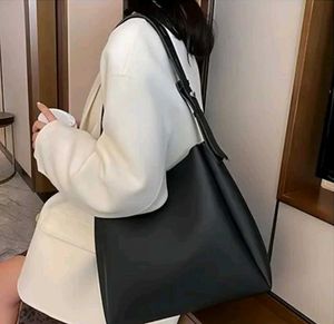 "Urban Luxe Tote – Black Edition" (H&M)