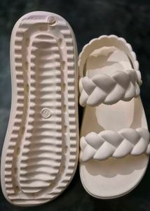 New Women Eva Sandal In Size 6