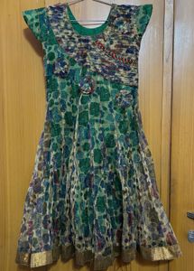 this is mid anarkali for kids with a dupatta