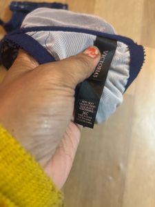Victoria&#39;s Secret Navy Lace Bra