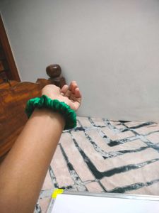 4 Scrunchies At 99/-🎉🎉