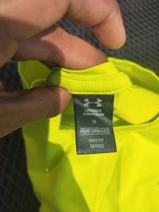 UNDERARMOUR TSHIRT Unises